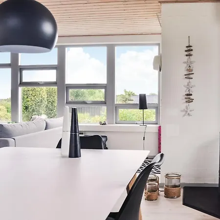 Three-bedroom In Feriehus *